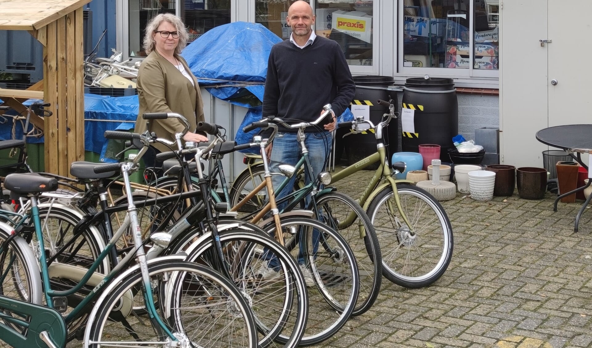Teammanager Inez de Ruiter van Leergeld Haarlemmermeer ontvangt 25 fietsen van Olivier Bongers, bedrijfsleider van Meerwinkel