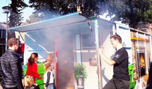 <p>Rookcontainer, springkussen, brandweersirene, verongelukte auto, eerste hulp verlenen, mensen redden… het kwam allemaal aan de orde tijdens de open dag van de brandweer</p>