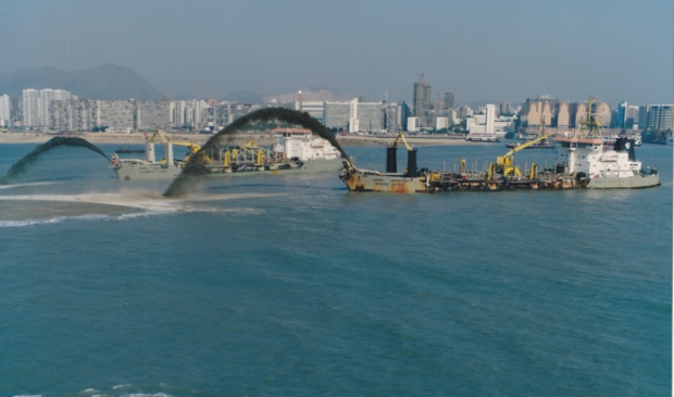 <p>Opspuiten zand door de sleephopperzuigers CORNELIS ZANEN en BARENT ZANEN voor de kust van Hong Kong periode 1994-1998</p>
