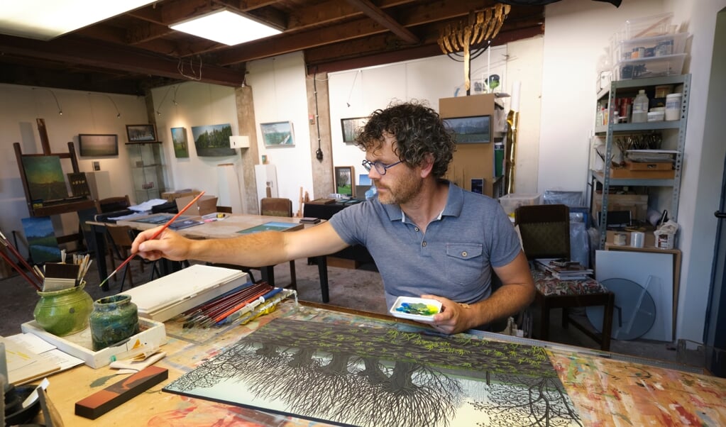 Kunstenaar Harm Visser aan het werk in zijn atelier.
