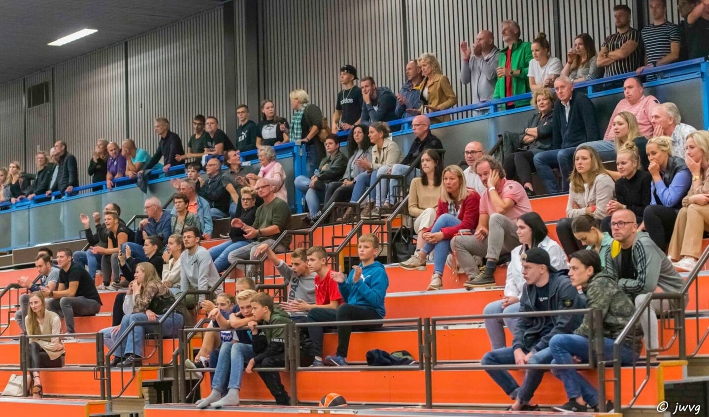Volle tribunes bij de basketball