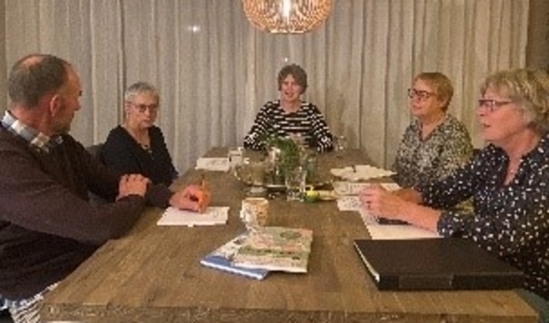 <p>De HVOB-werkgroep Kleine Geschiedenis, v.l.n.r. Henk Tollenaar, Jeltje Zeelenberg, Annemarie Bootsman, Jacomien Slofstra, Marijke de Vos.</p>