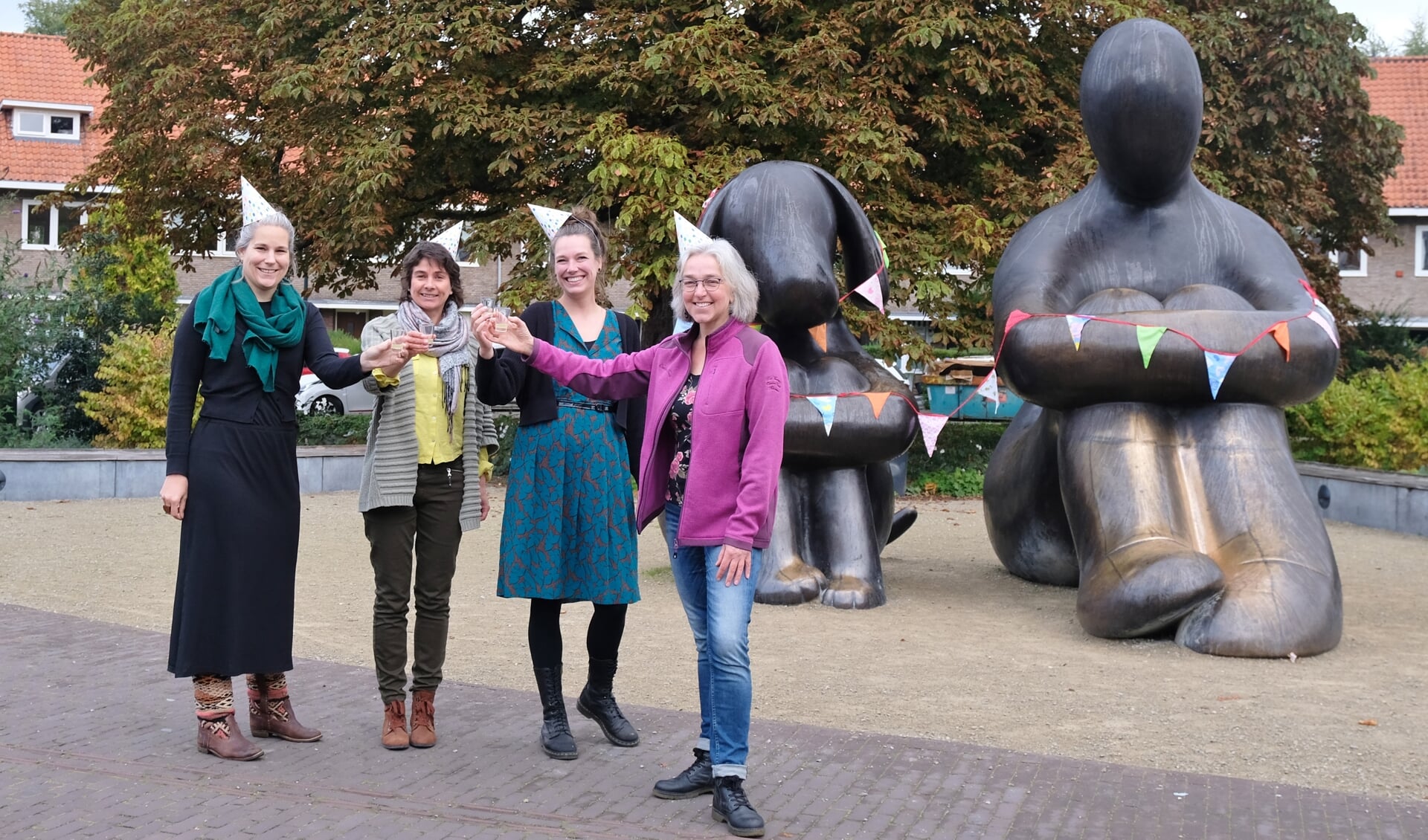 Maartje Simons, Karla de Paauw, Jessica Willems en Marion Vijverberg vieren het veertigjarig bestaan van de Vrijwilligerscentrale Zeist.