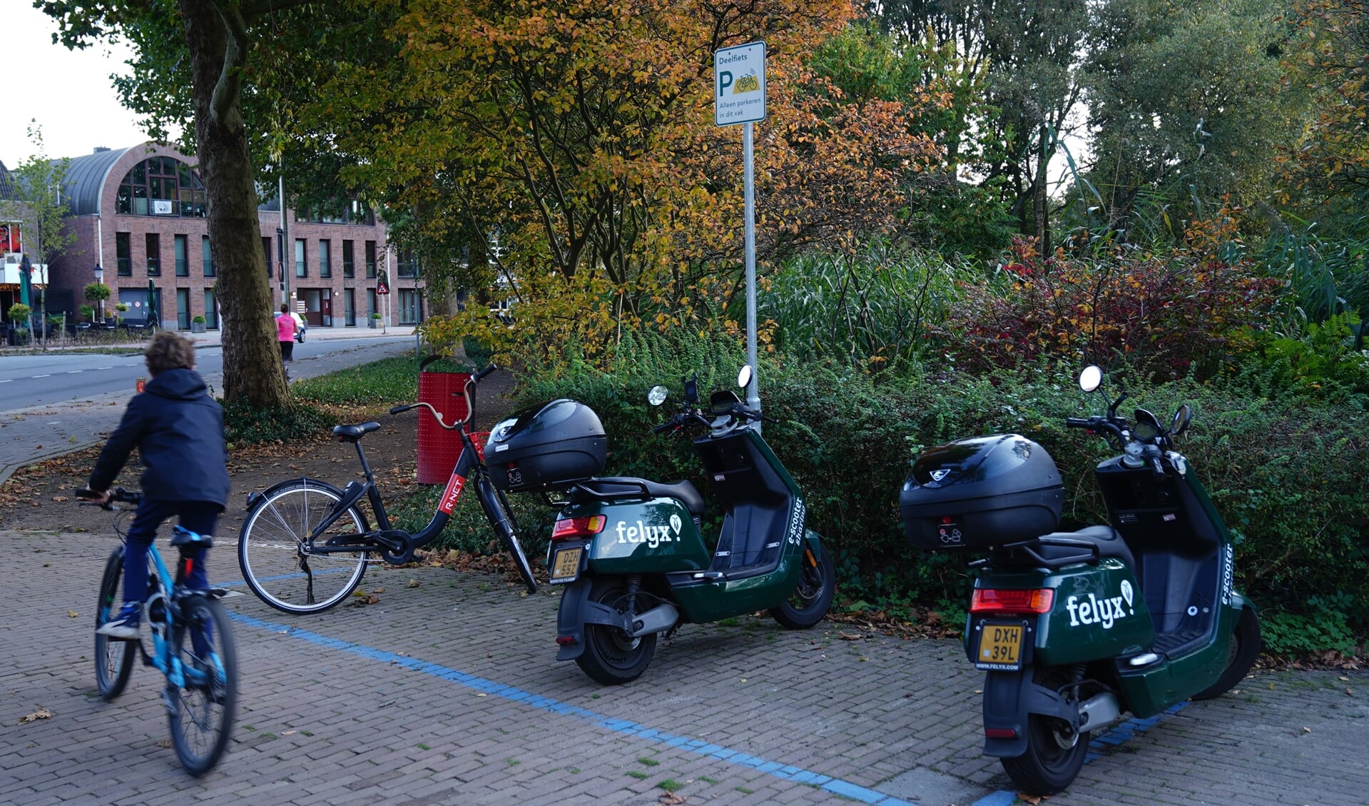Bij het raadhuis is ruimte ingericht voor deelfietsen en - scooters. 