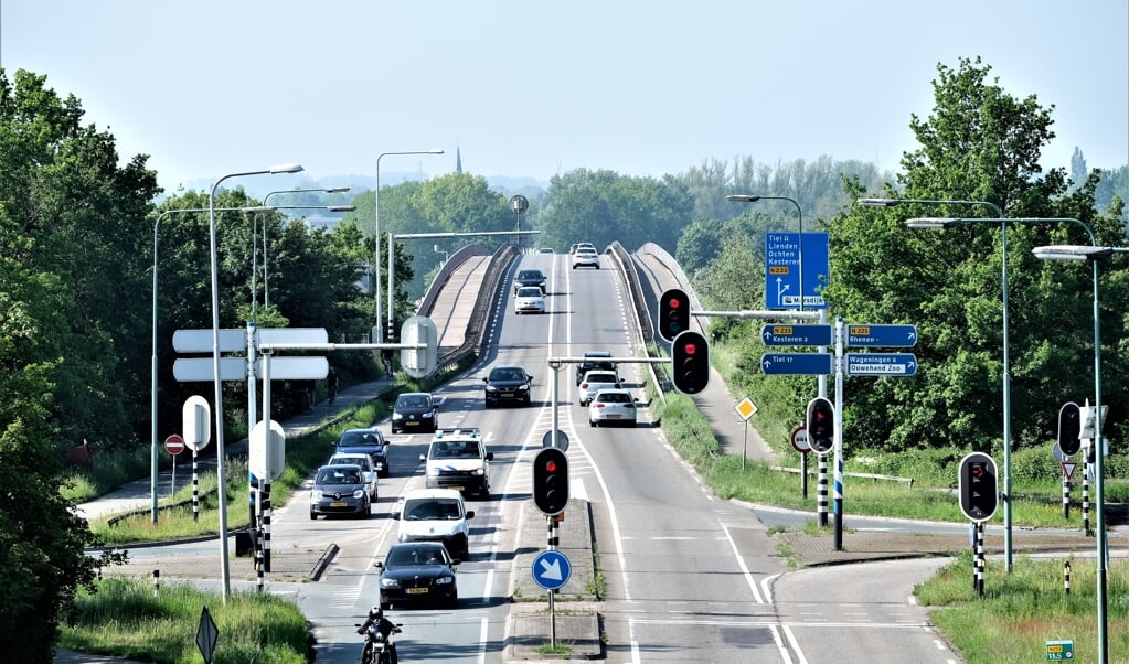 Aanpak van de Rijnbrug bij Rhenen is hard nodig. De bijna 64-jarige brug kan het drukke verkeer niet meer aan.