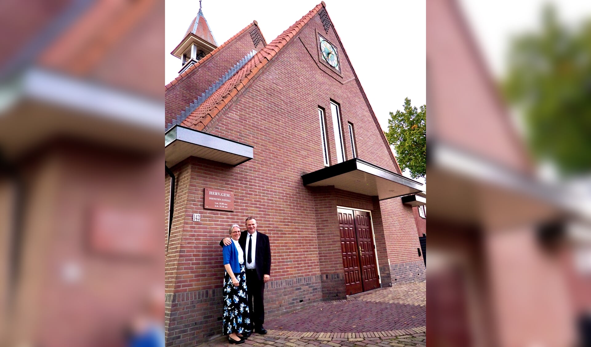 Ds. Schreur en zijn vrouw Jolanda bij de Hervormde Kerk in Harskamp.