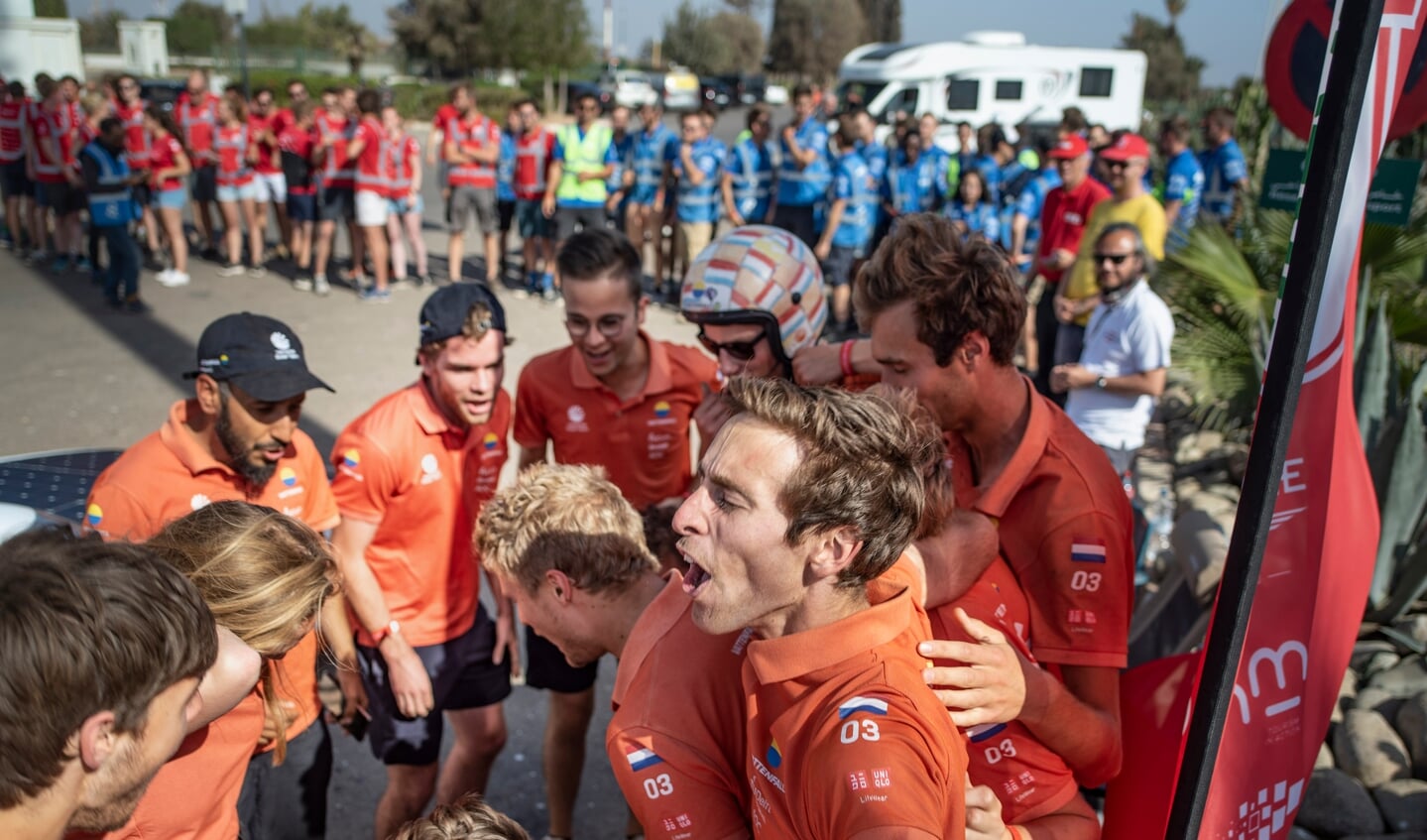 Het team viert de derde plek.