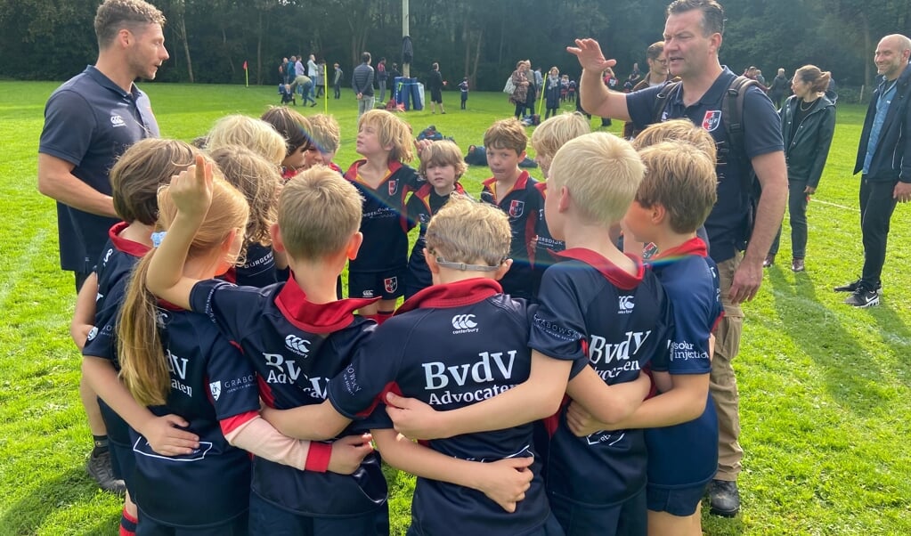 Teambespreking Rugby Benjamins, 8 en 9 jarigen, voor hun eerste partij op thuistoernooi