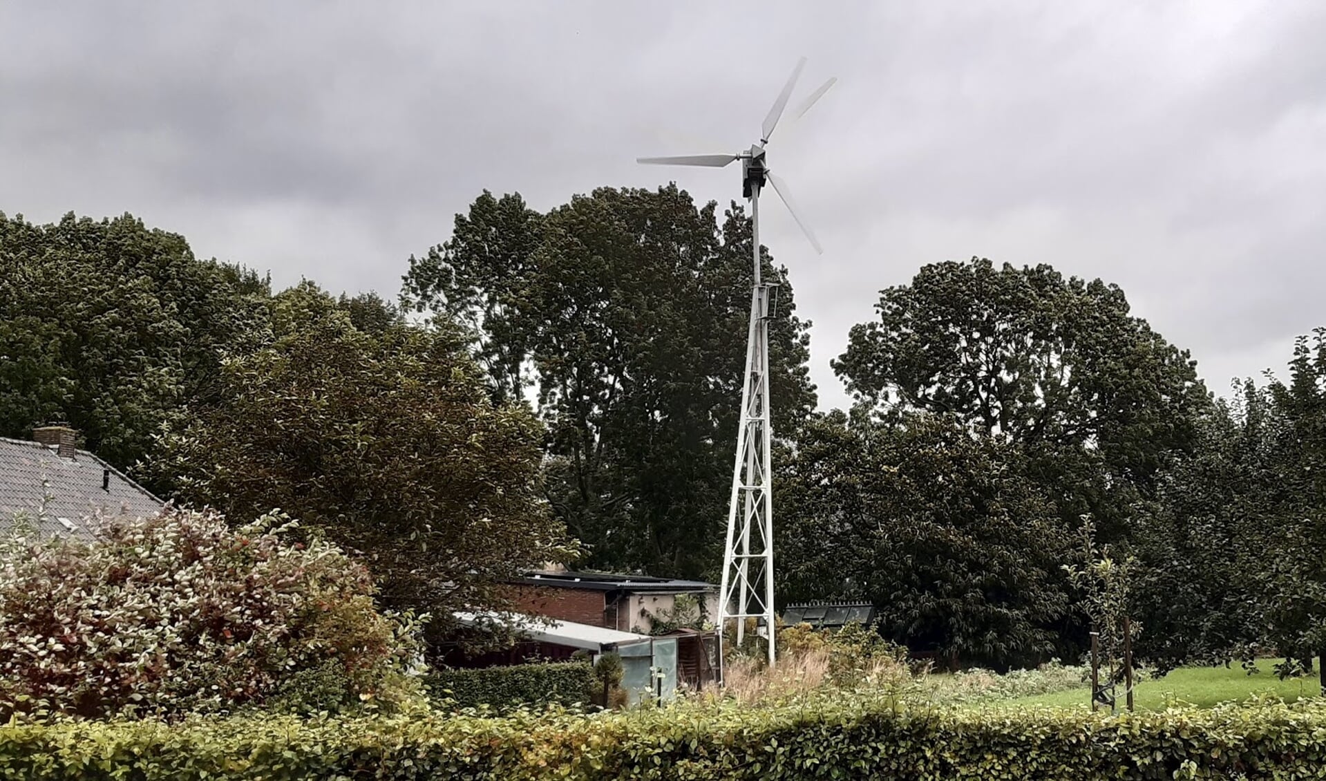 Deze zelfbouw windmolen staat al heel wat jaartjes te draaien aan de Caspergouw