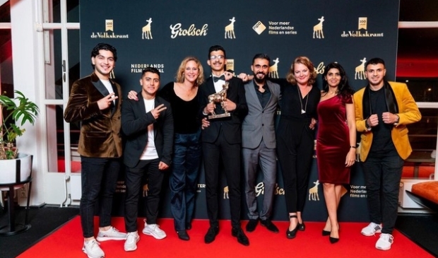 <p>Regisseurs Els van Driel en Eefje Blankevoort op het podium met de vijf jongens uit Shadow Game.</p>