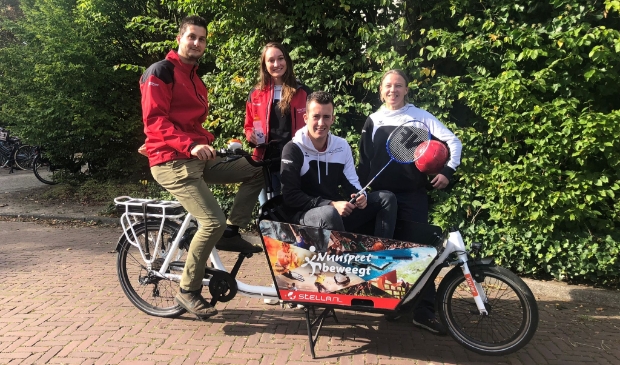 <p>Het team van Nunspeet Beweegt met stuurman Stefan de Weerdt.</p>