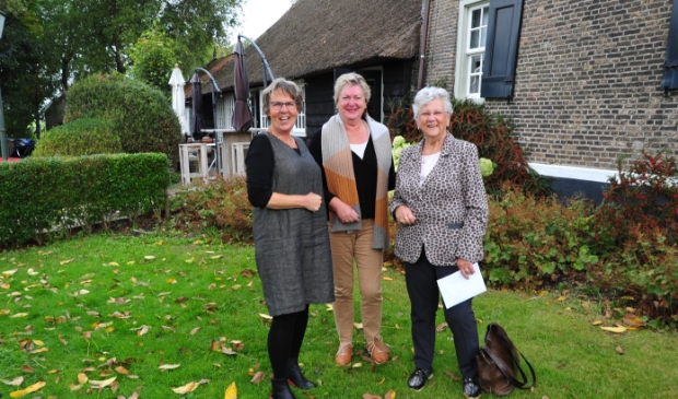 Winnares 3e prijs (rechts) en 2 leden van de vakjury.