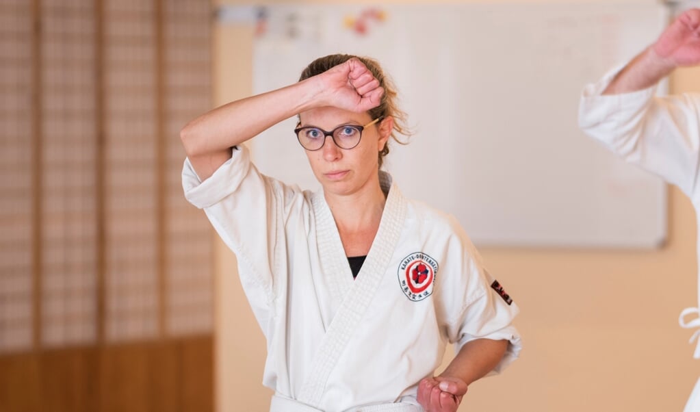 Volop concentratie bij Gerjanne Bieshaar-van Laar tijdens de karateles.