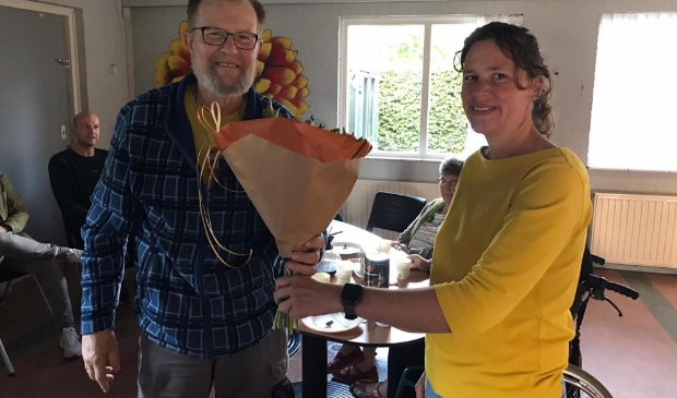 Hillie van Dijk overhandigt bloemen aan naamgever van De Stek, Gerrit Jan van Osnabrugge