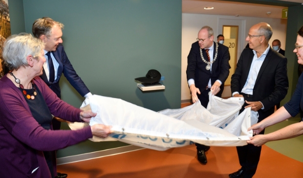 <p>Onthulling kunstwerk Kees Verwey in het nieuwe Meander Centrum voor oncologische zorg</p>