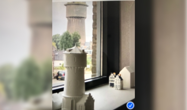 Model watertoren met als achtergrond de echte toren