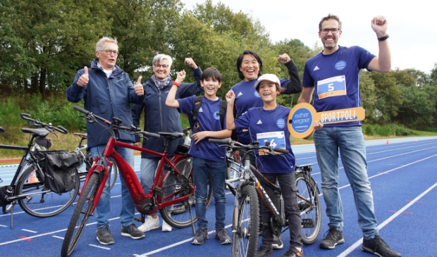 <p>Tom de Boevere en zijn familie fietsten de sleutel van Papendal naar Otterlo.</p>