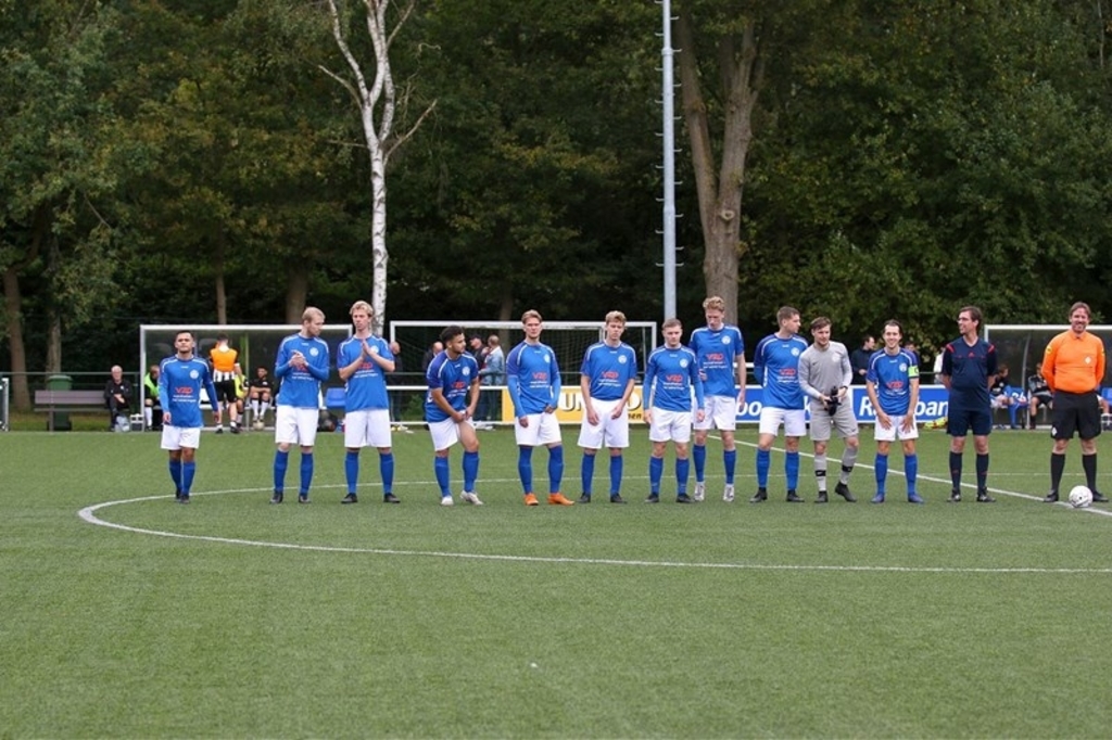 <p>SKV (op archieffoto voorafgaand aan het duel met Zwart Wit '63) wacht nog steeds op de eerste zege. Ook in- en tegen Hoevelaken lukte het niet. De ploeg van trainer Jan Gaasbeek keerde met een 2-1 nederlaag, de derde op rij, terug naar Wageningen </p>