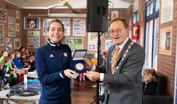 <p>Burgemeester Koos Janssen overhandigde de erepenning aan Eva de Goede.</p>