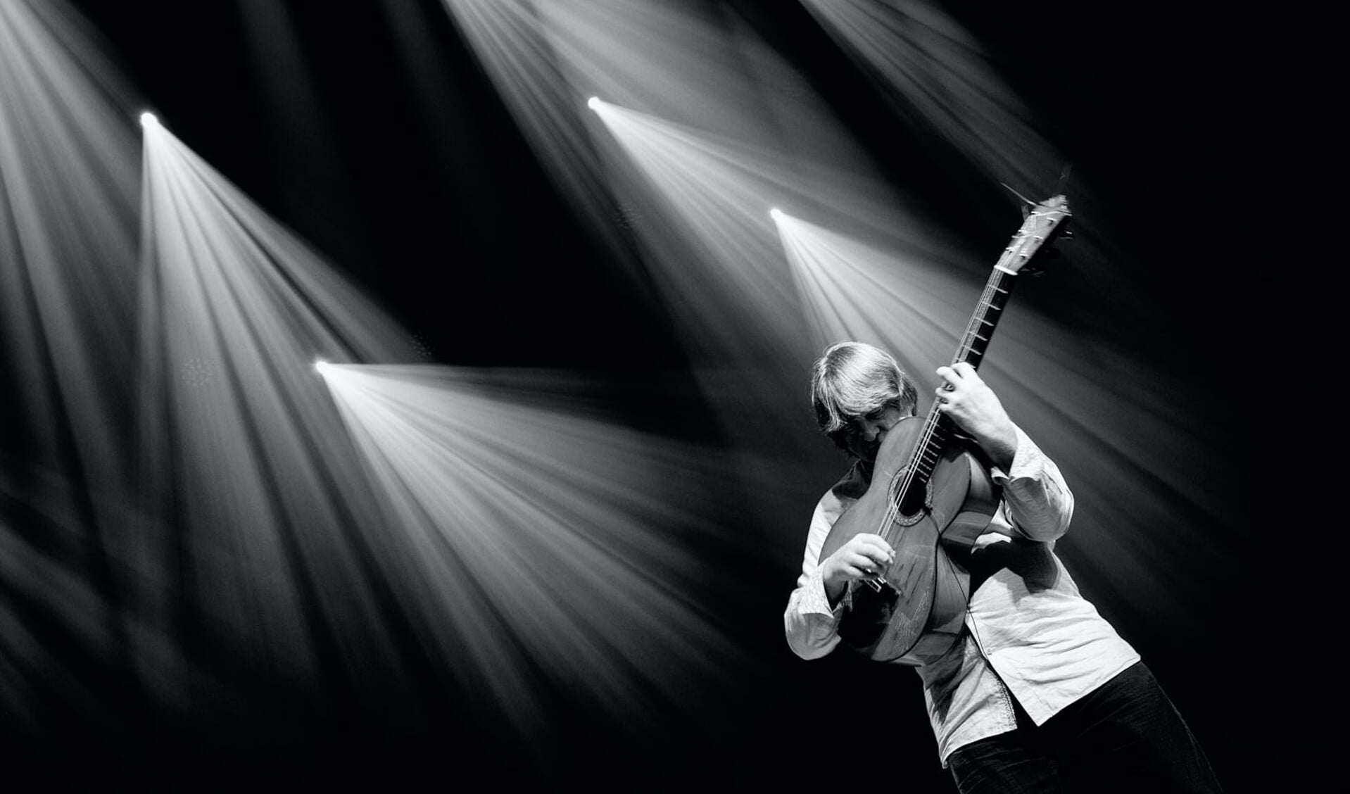 De virtuoze flamenco-gitarist Eric Vaarzon Morel komt vrijdag 5 november naar Leusden.