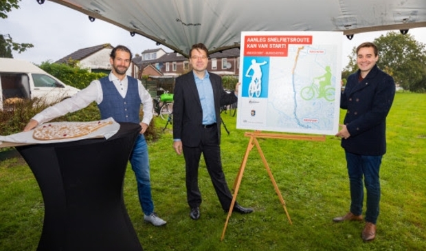 Op de foto v.l.n.r.: Arne Schaddelee, gedeputeerde provincie Utrecht, Roald van der Linde, wethouder gemeente Amersfoort en Rick Beukers, wethouder gemeente Bunschoten.