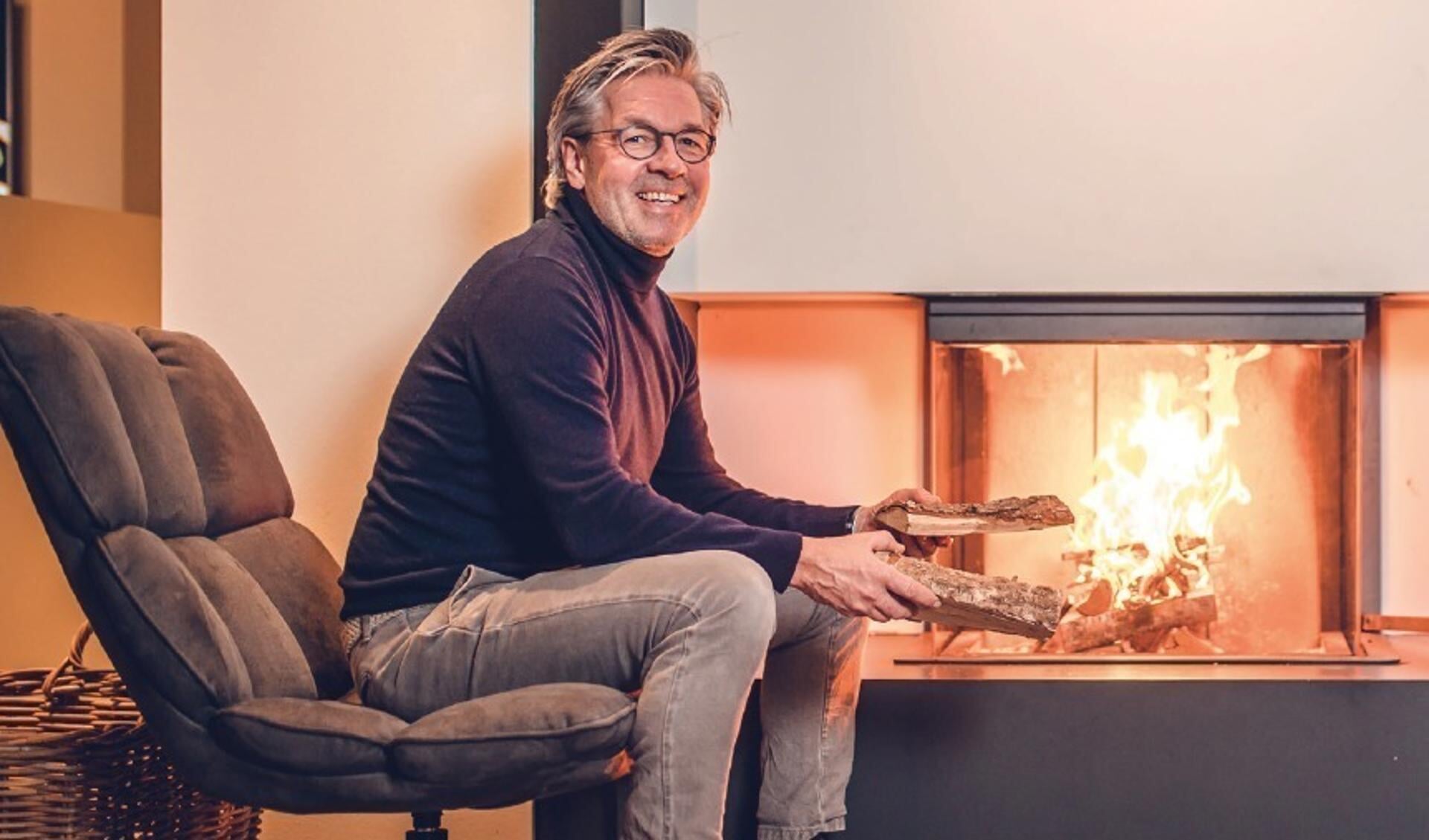 Directeur Henk van de Pol van Van Manen Haarden en Kachels. ,,Goed stoken zorgt voor optimale verbranding en vrijwel geen overlast.''