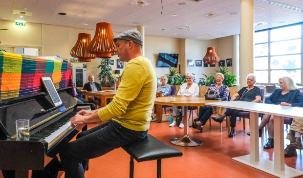 <p>De sfeer was opperbest tijdens de Amsterdamse meezingmiddag in het Ontmoetingscentrum.</p>