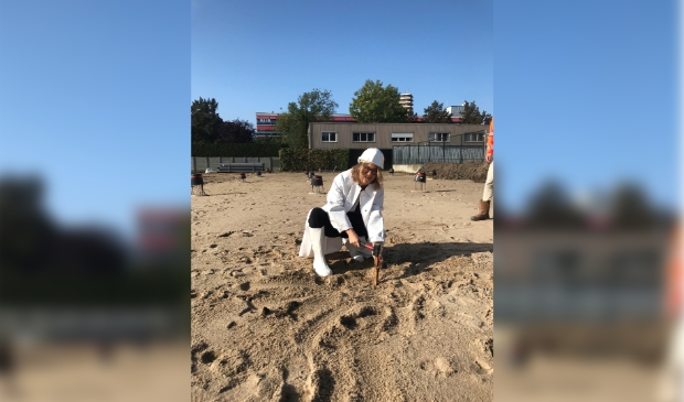 Wethouder Anne Janssen slaat de eerste piketpaal voor nieuwbouw studenteneenheden aan de Costerweg in Wageningen