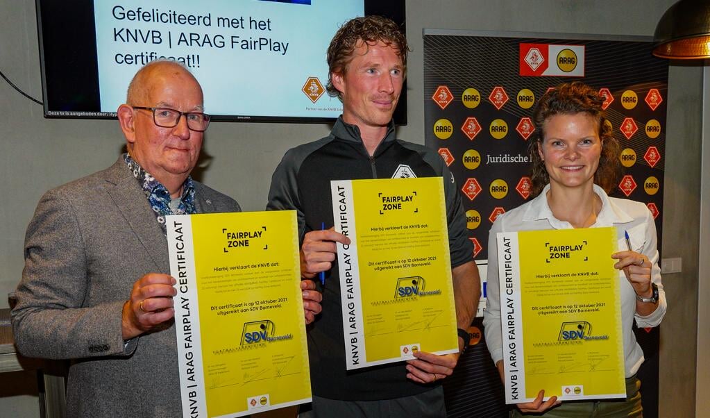 Bertus Bakkenes (SDV Barneveld), Martin van den Kerkhof (KNVB scheidsrechter) en Marloes van Gangelen, (Arag FairPlay) tekenden dinsdag het certificaat voor SDV Barneveld..