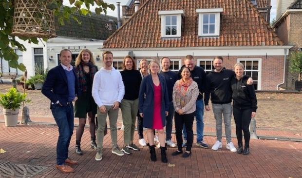 <p>Wethouder Floor Gordon samen met de horecaondernemers van de Amstelzijde.</p>
