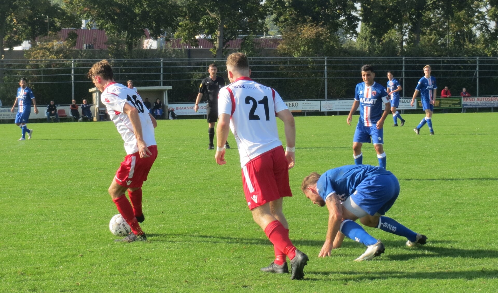 Pieter Kroon (21) aan de bal tegen Alblasserdam, Jesper Buist (21) ziet toe