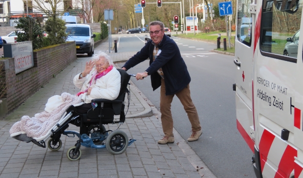 <p>Willem Bos aan het werk als Zonnebloemchauffeur.</p>