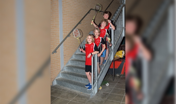 Een kampioensteam toont rackets