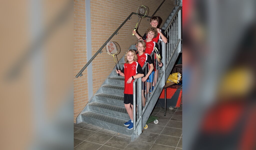 Een kampioensteam toont rackets