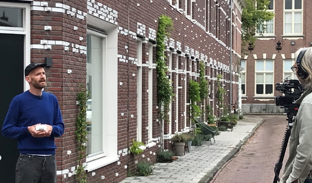 <p> Mensen die door het Rozenprieel lopen zien nu nog en wit gespikkelde gevel, maar in de toekomst wordt de hele gevel groen. </p>
