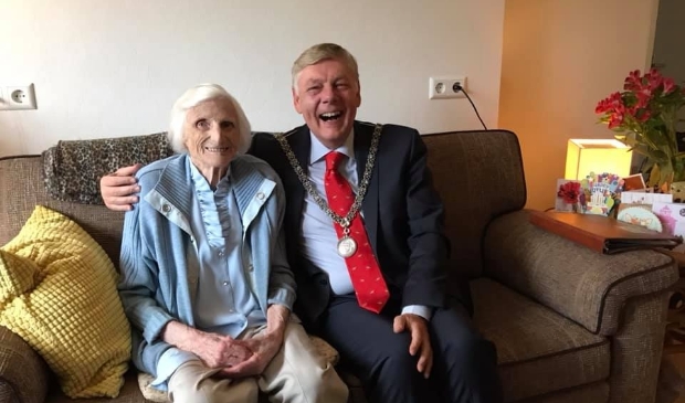 <p>Burgemeester Roest op bezoek bij mevrouw Hannie Jaski-Jansen.</p>