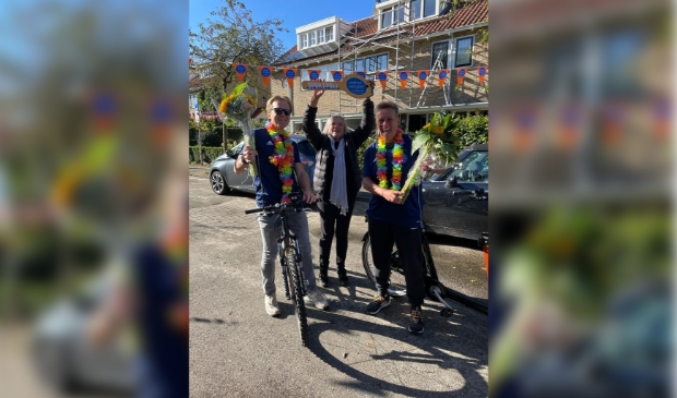 <p>Ralf van der Rijst en Irene de Jong brachten de sleutel van Baarn naar Bussum.</p>
