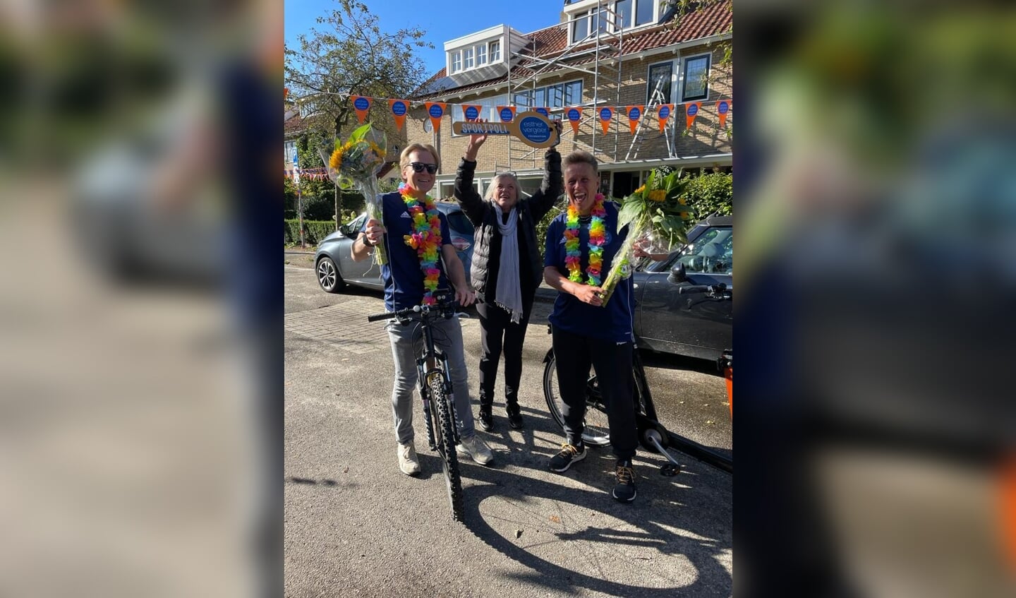 Ralf van der Rijst en Irene de Jong brachten de sleutel van Baarn naar Bussum.