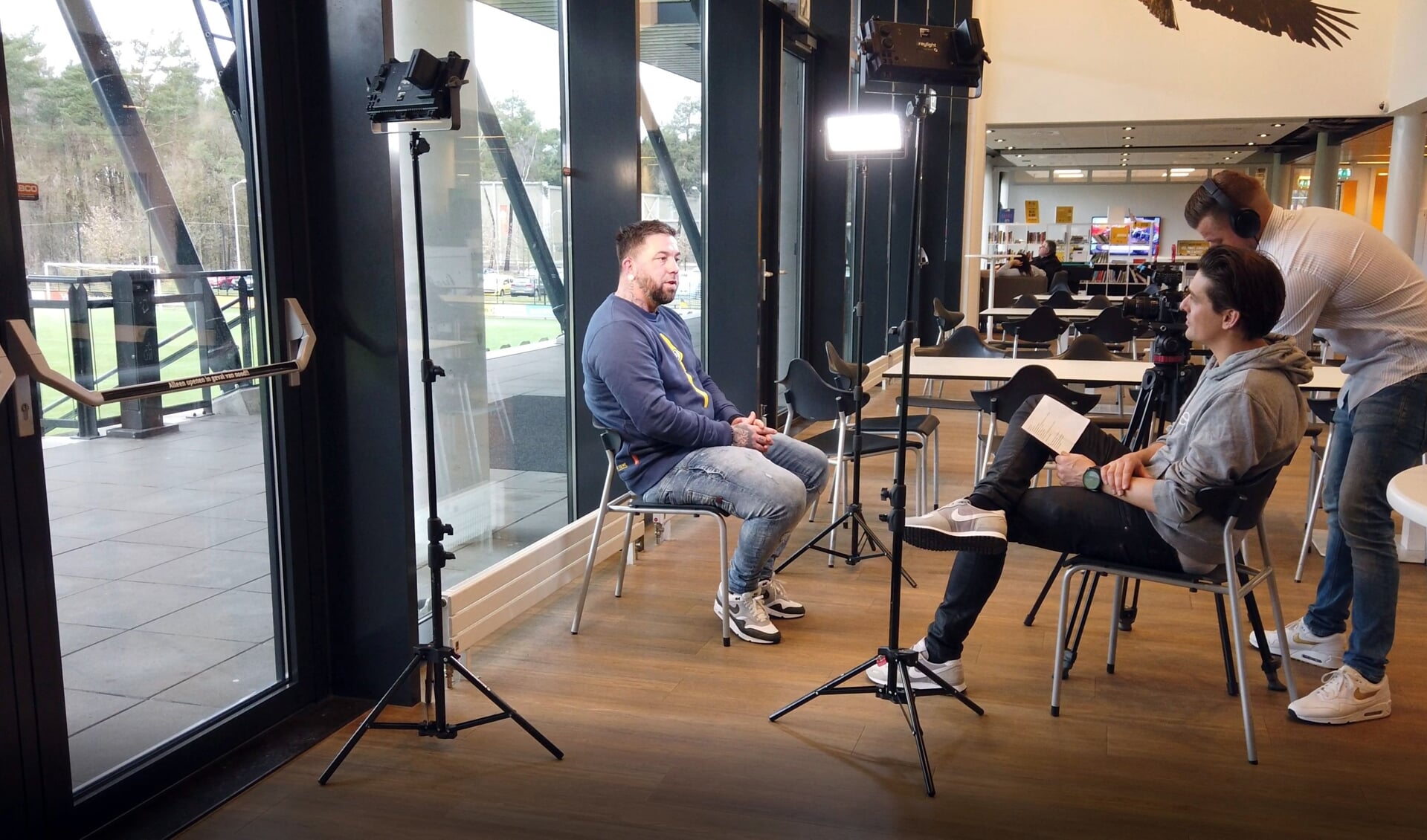 Documentairemaker Gerdo Vlastuin interviewt met cameraman Danny den Boer oud-voetballer Theo Janssen over zijn herinneringen aan Abubakari Yakubu.