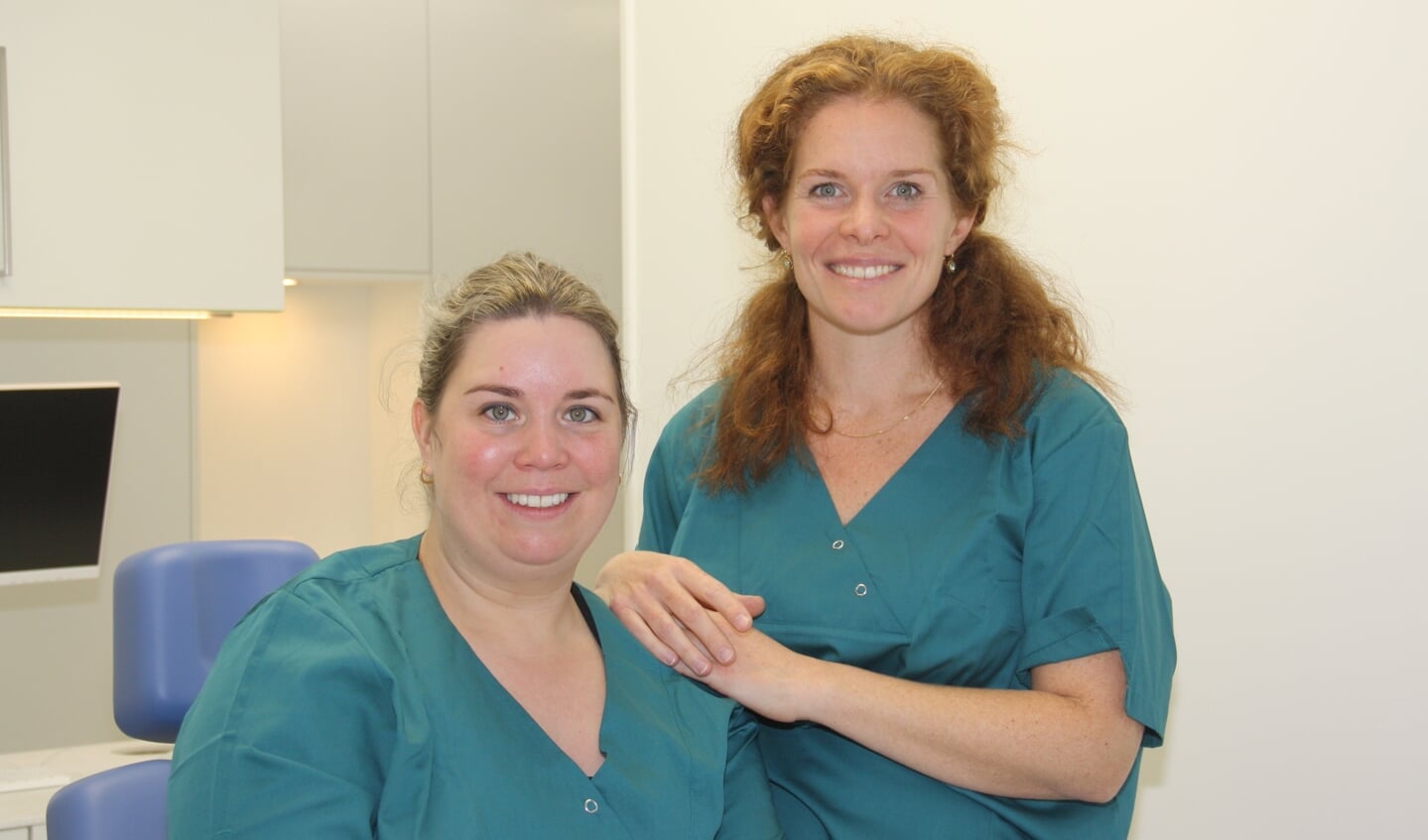 Moniek Beerends (rechts) en Ilona van der Linden vormen het team van OrthoCare Leusden.