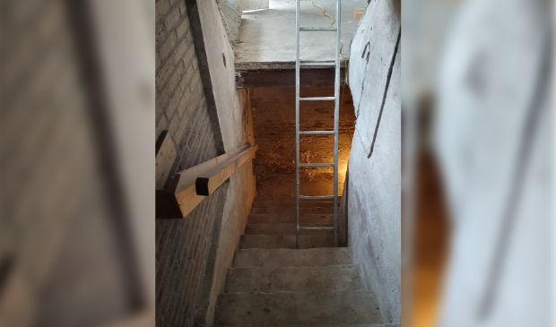 De toegang tot de kelder is lastig: een ladder naar halverwege de stenen trap!