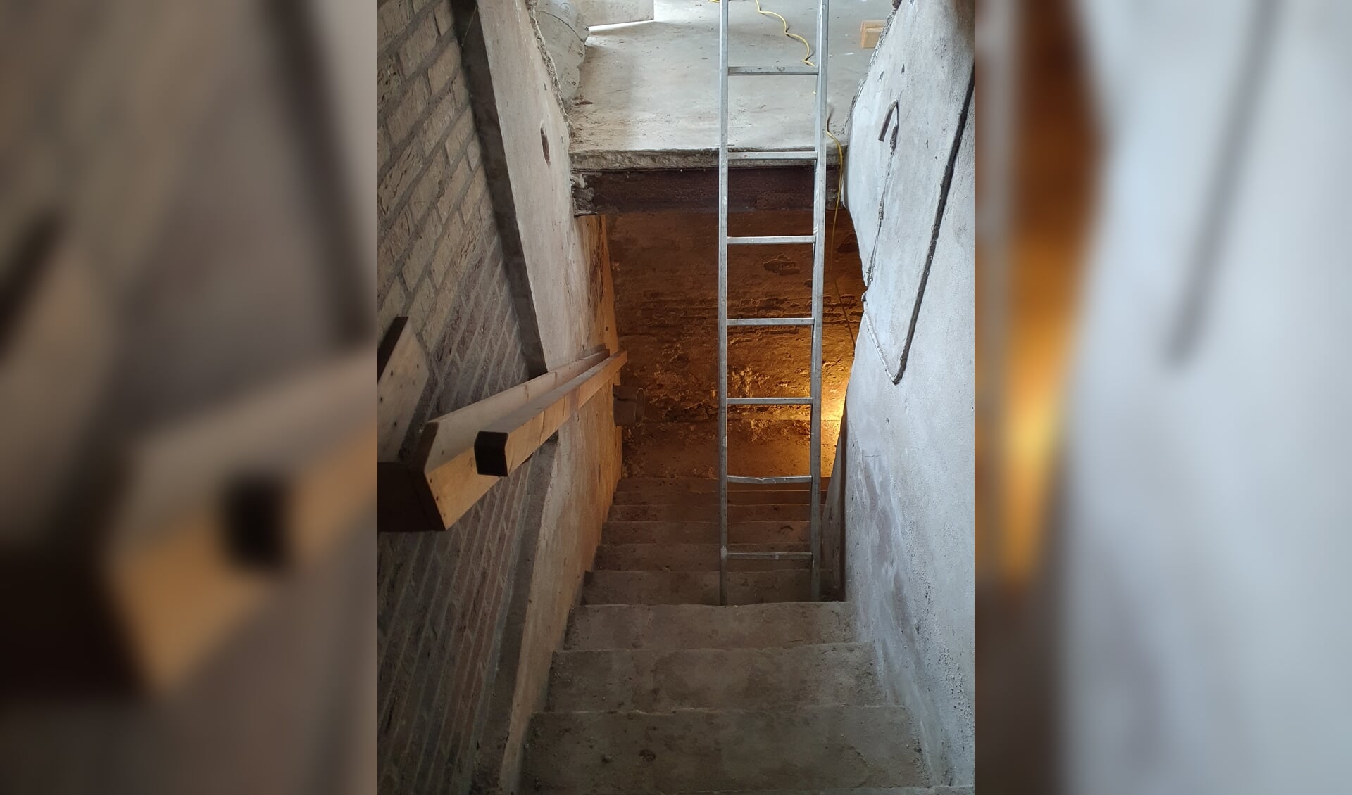 De toegang tot de kelder is lastig: een ladder naar halverwege de stenen trap!