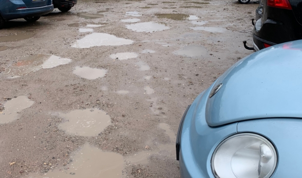 <p>Parkeerplaats Kerkendriest na een flinke bui.</p>