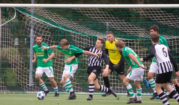 <p>SV Baarn probeert uit te verdedigen en wordt fel op de huid gezeten door Laren.</p>