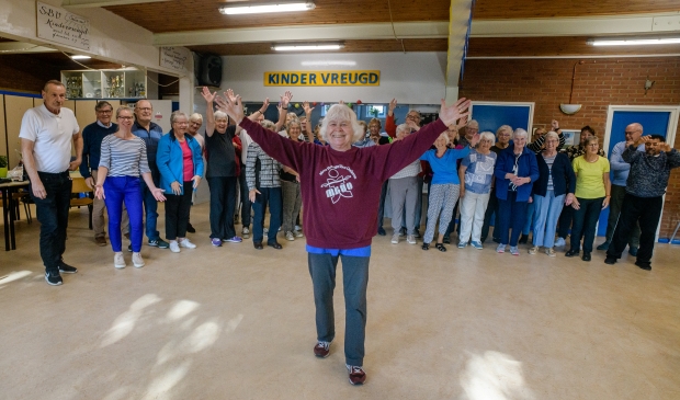 <p>Meebewegen voor ouderen bestaat 30 jaar in Kindervreugd. Rina Teuben Naber vierde het met een bijzondere les.</p>