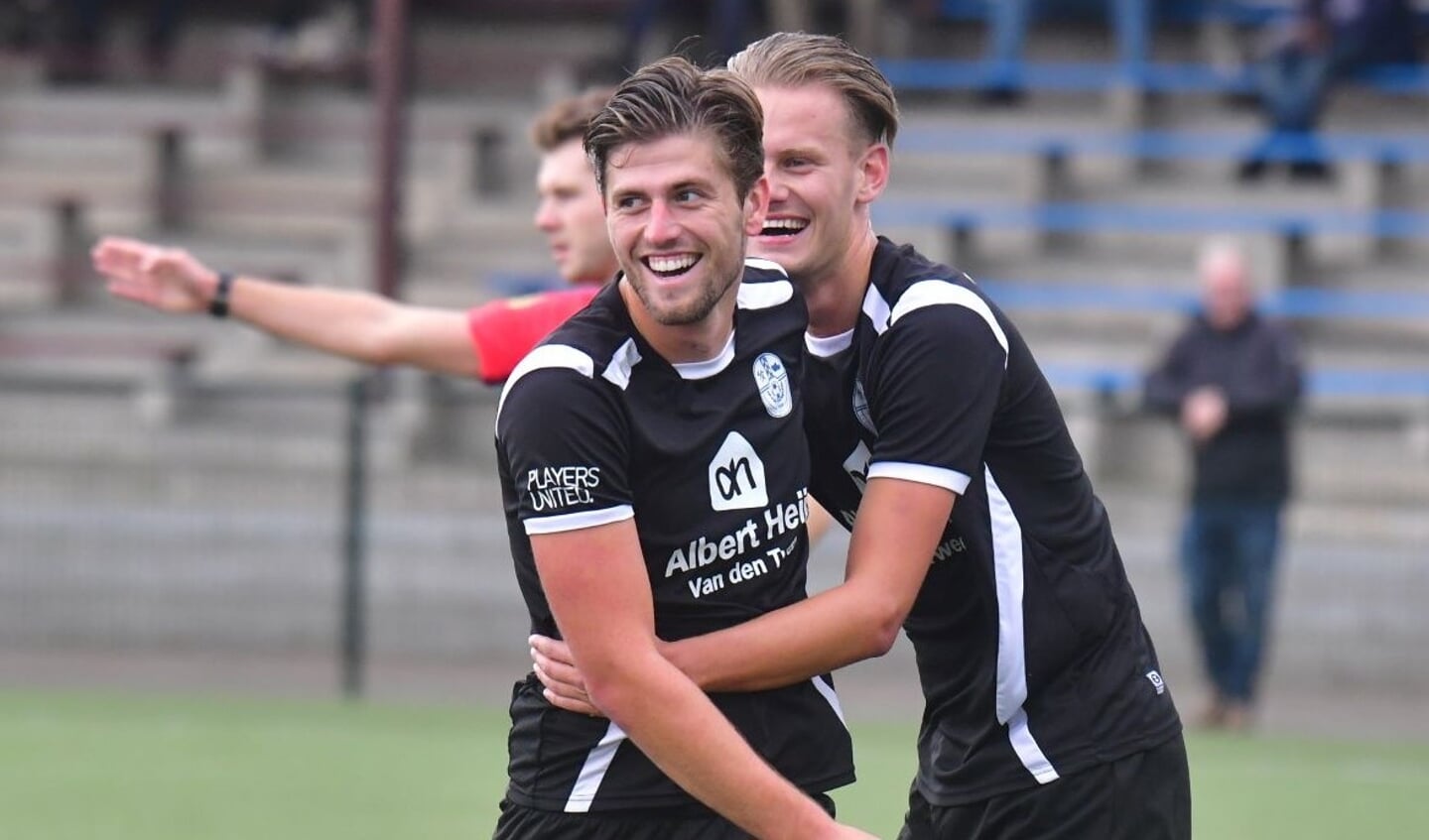 Yannick Bouw was weer belangrijk met twee treffers en viert dat met Rody Buitenhuis