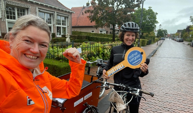 <p>Mathilde Dusol en Evelien de Bruijn trotseren de regen op hun tocht van Nijkerk naar Baarn.</p>