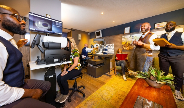 <p>René Boer gebruikt de hypernauwkeurige DNEye® Scanner van Rodenstock.</p>
