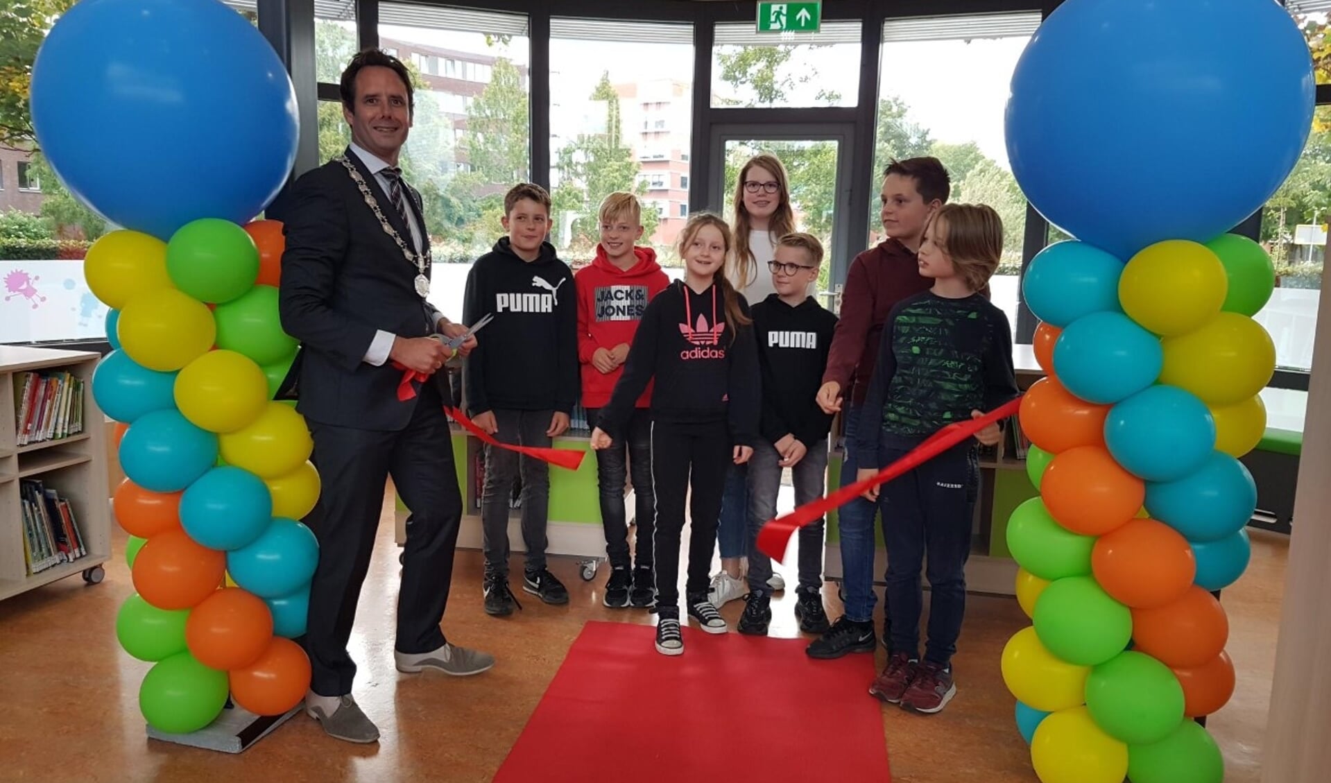 Burgemeester Harm-Jan van Schaik met leerlingenraad bij opening bibliotheek CBS De Triangel