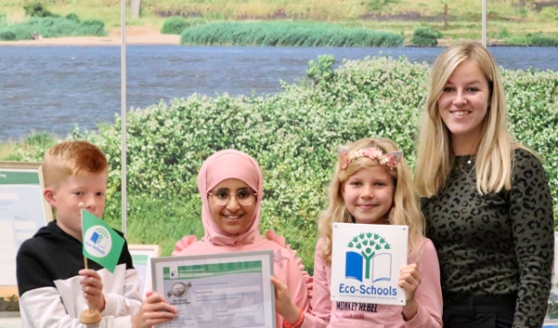 <p>De leerlingen nemen het zilveren certificaat Eco-Schools in ontvangst.&nbsp;</p>